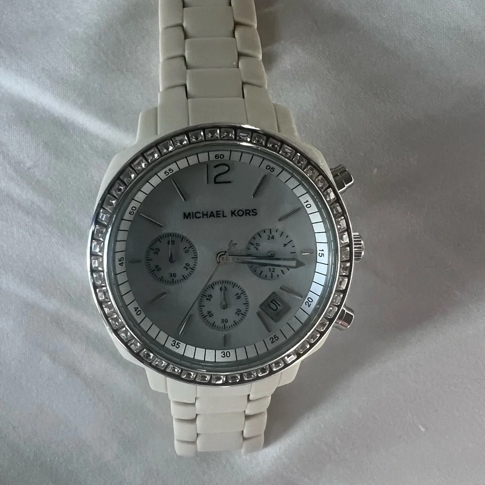 Michael Kors Silver and White Chronograph Watch - Picture 4 of 4